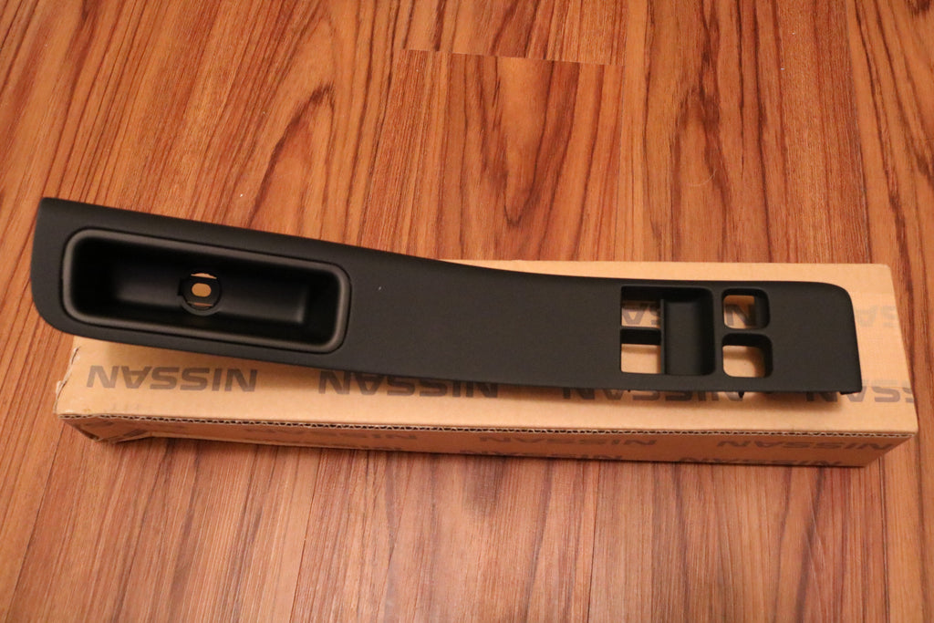 R33 RH Master Window Switch Finisher