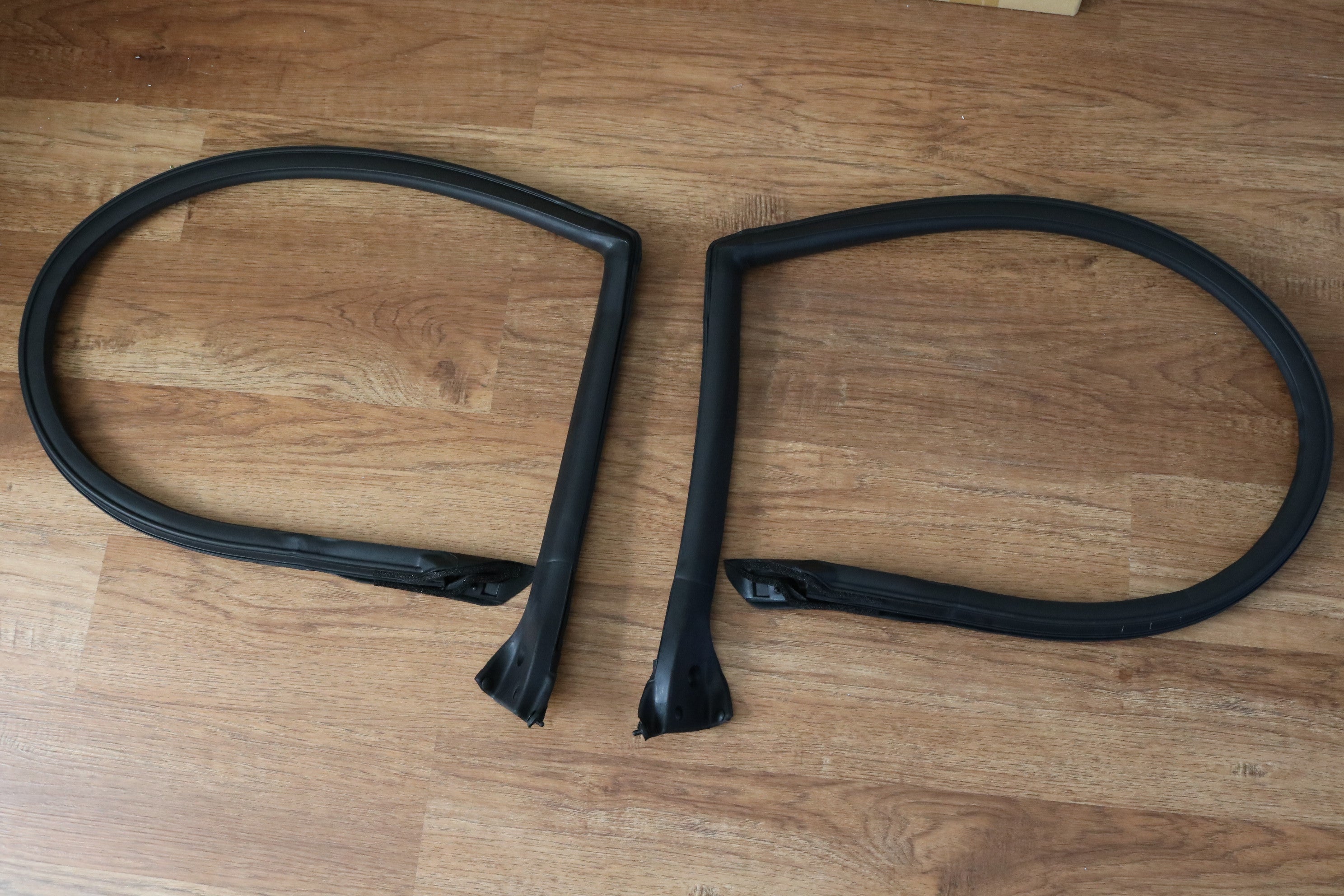 R32 Upper Glass/Door Weatherstrip Kit