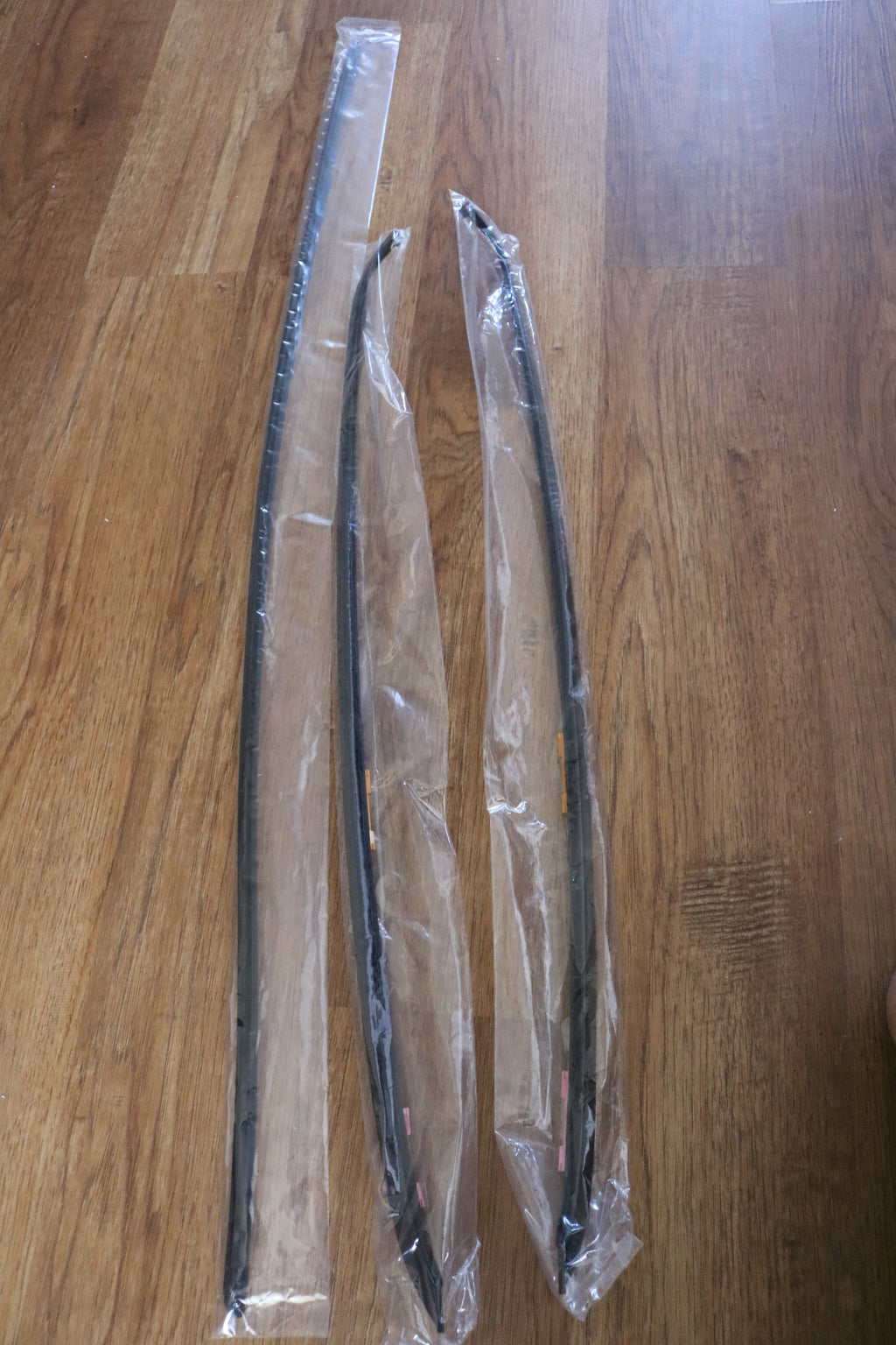 R32 Front Windshield Molding Kit