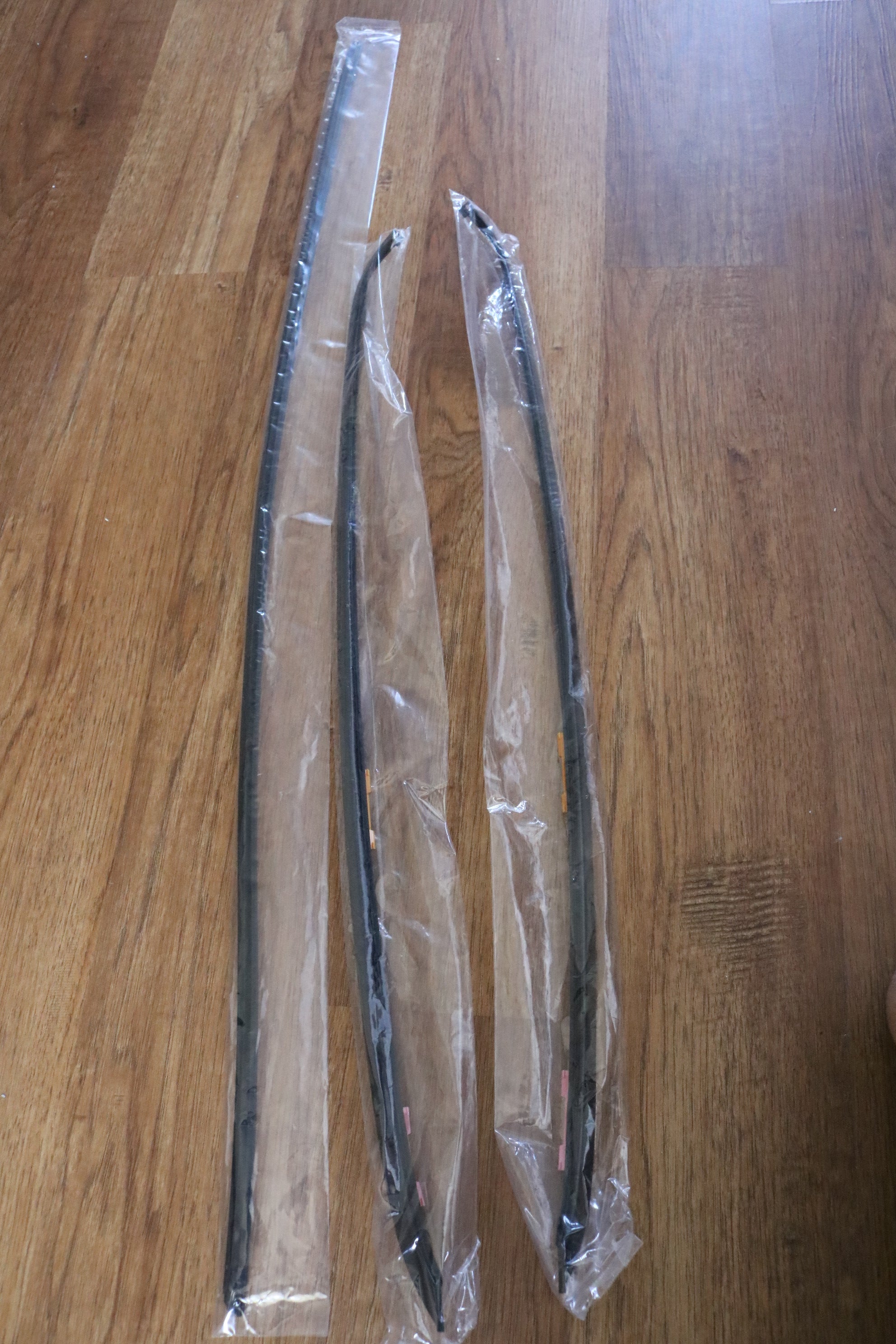 R32 Front Windshield Molding Kit