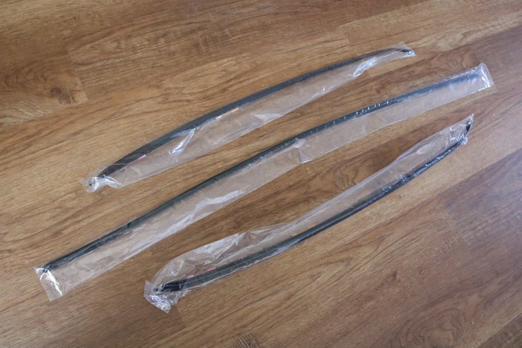 R32 Front Windshield Molding Kit