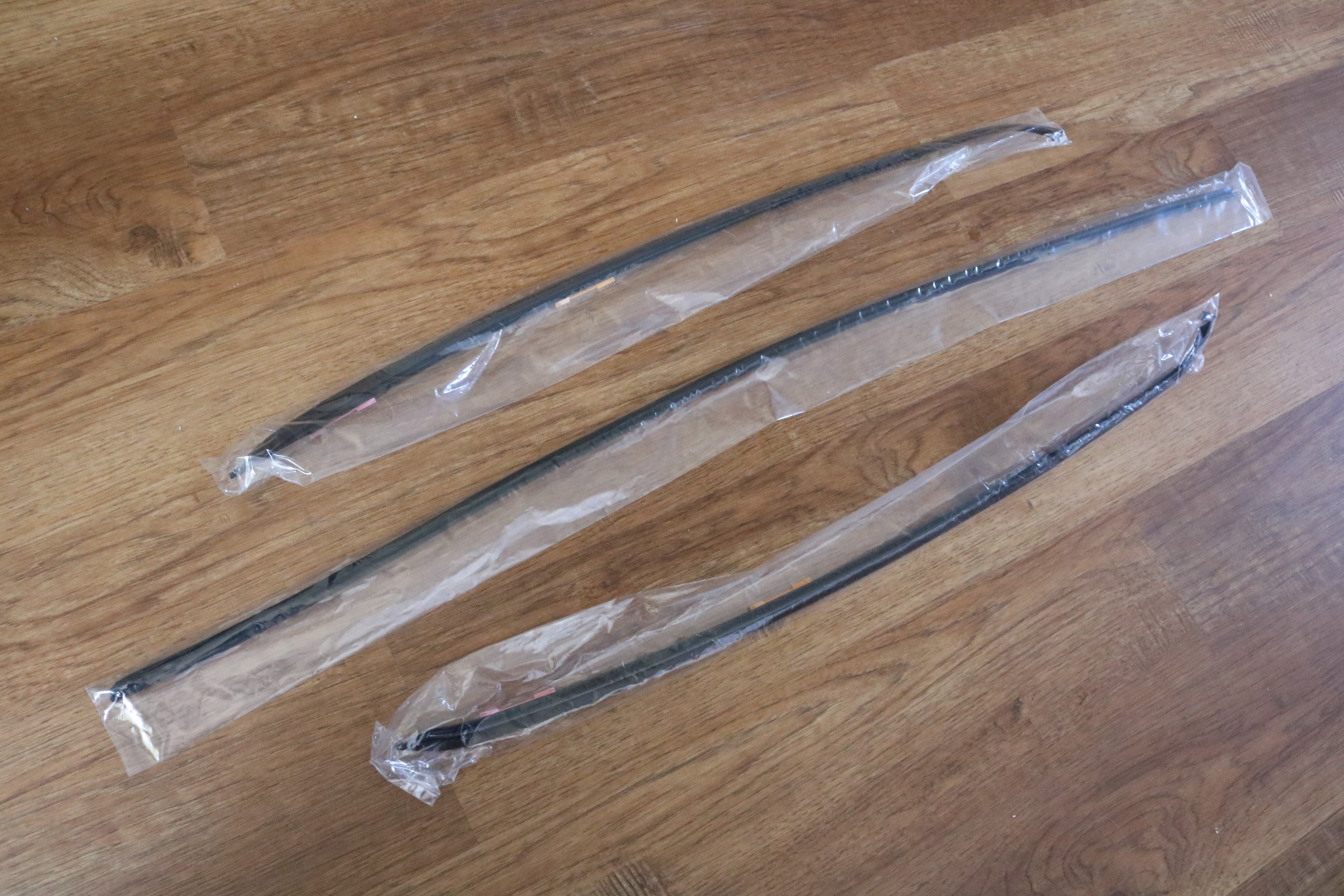 R32 Front Windshield Molding Kit
