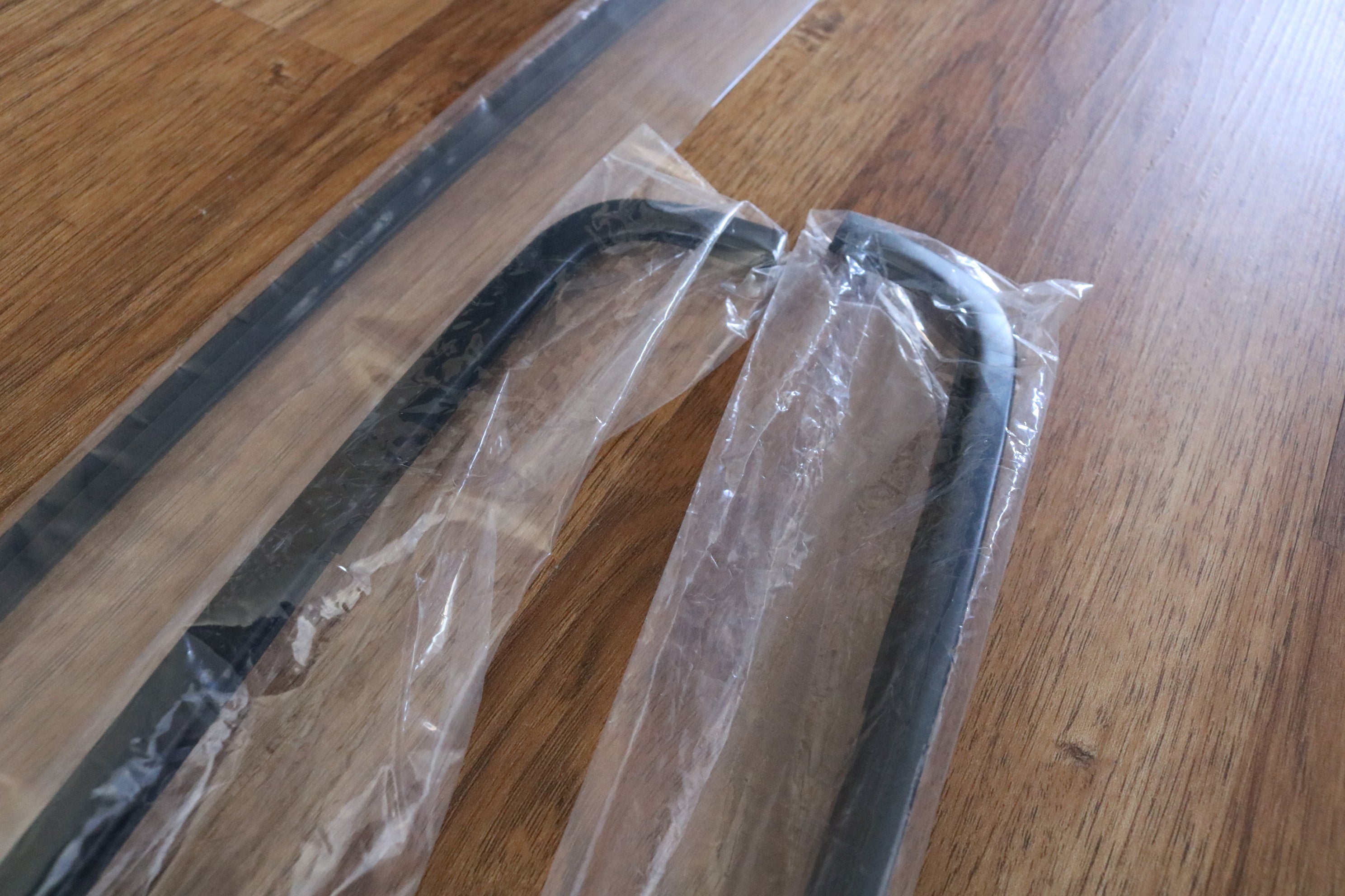 R32 Front Windshield Molding Kit